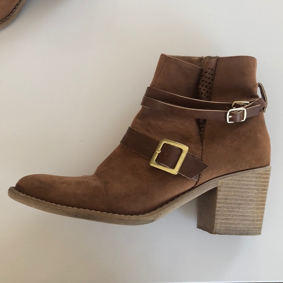 Leather boots with heel and buckle - Picture 2 of 3